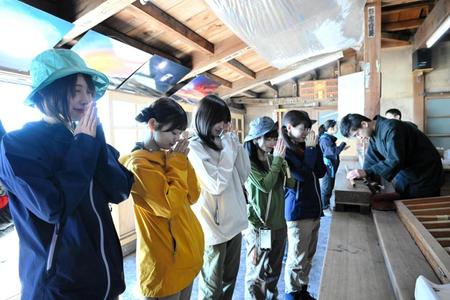 富士山頂で祈願する＃ババババンビの（左から）水湊みお、近藤沙瑛子、宇咲、岸みゆ、小鳥遊るい©斉藤明＝富士山