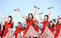 　大歓声を受け笑顔でパフォーマンスする井上和（中央）ら乃木坂46