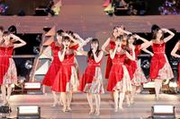 　笑顔でパフォーマンスする乃木坂46