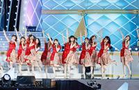 　大歓声を受け笑顔でパフォーマンスする乃木坂46