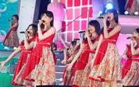 　大歓声を受け笑顔でパフォーマンスする山下美月（左）ら乃木坂46