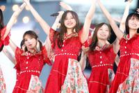 　大歓声を受け笑顔でパフォーマンスする井上和（中央）ら乃木坂46