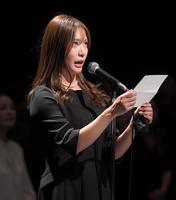 　手紙を手に夏まゆみさんの遺影に語り掛ける大島麻衣（撮影・佐藤厚）