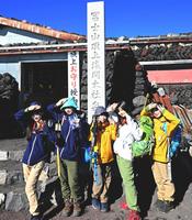 富士山の頂上に立つ＃ババババンビ©斉藤明