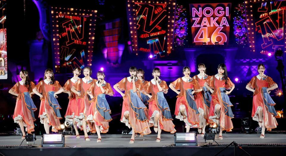 　ツアーファイナルのステージに立つ乃木坂46