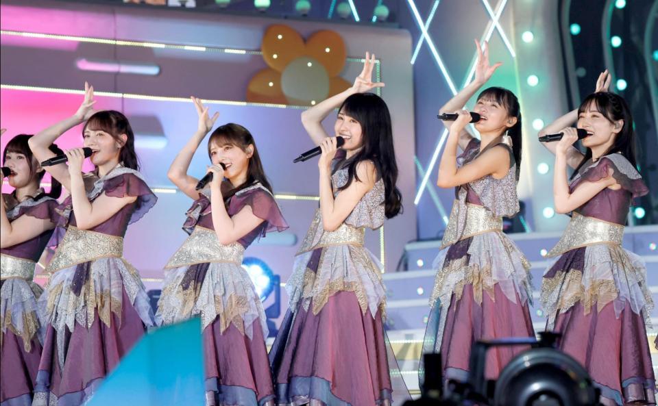 　笑顔でパフォーマンスする乃木坂46