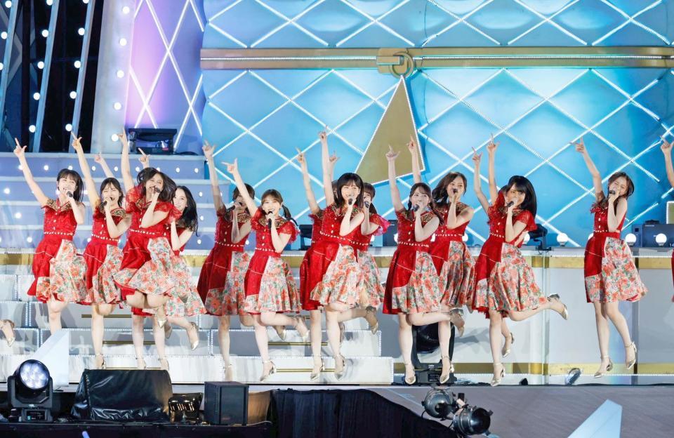 　大歓声を受け笑顔でパフォーマンスする乃木坂46