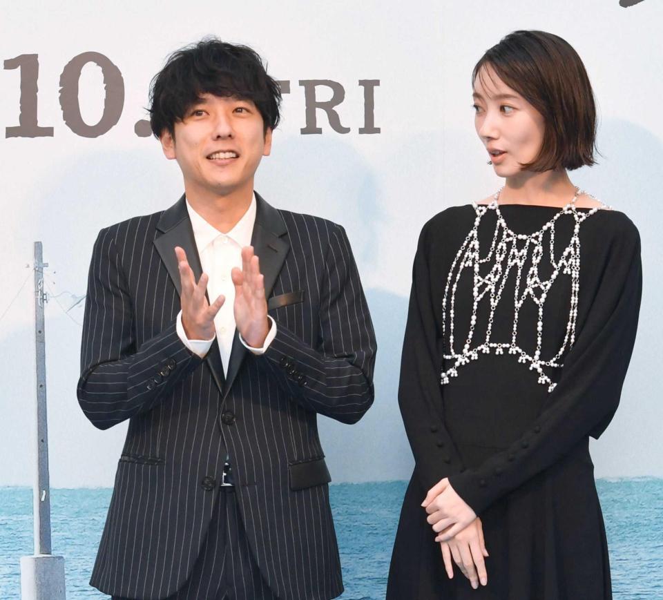 　登壇した二宮和也（左）と波瑠（撮影・佐々木彰尚）