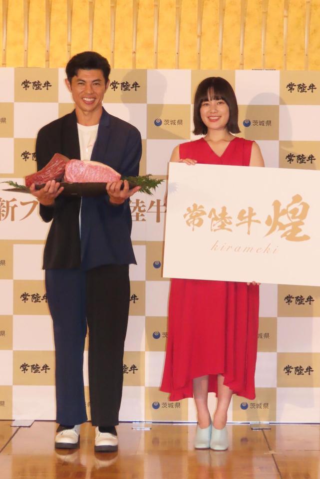 発表会に出席した（左から）小島よしお、筧美和子＝東京都・港区