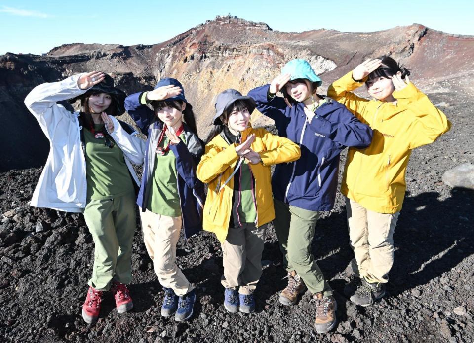 ババババンビ 富士山頂上でデビュー曲歌唱 ５人で初登頂し涙「いつか