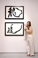 　お気に入り作品の横に立つ竹内朱莉
