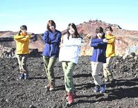 　富士山頂で「ゲイシャフジヤマ」を初披露した＃ババババンビ©斉藤明