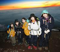 　富士山山頂で御来光目前の空を背にする＃ババババンビの（左から）岸みゆ、小鳥遊るい、近藤沙瑛子、宇咲、水湊みお（Ｃ）斉藤明