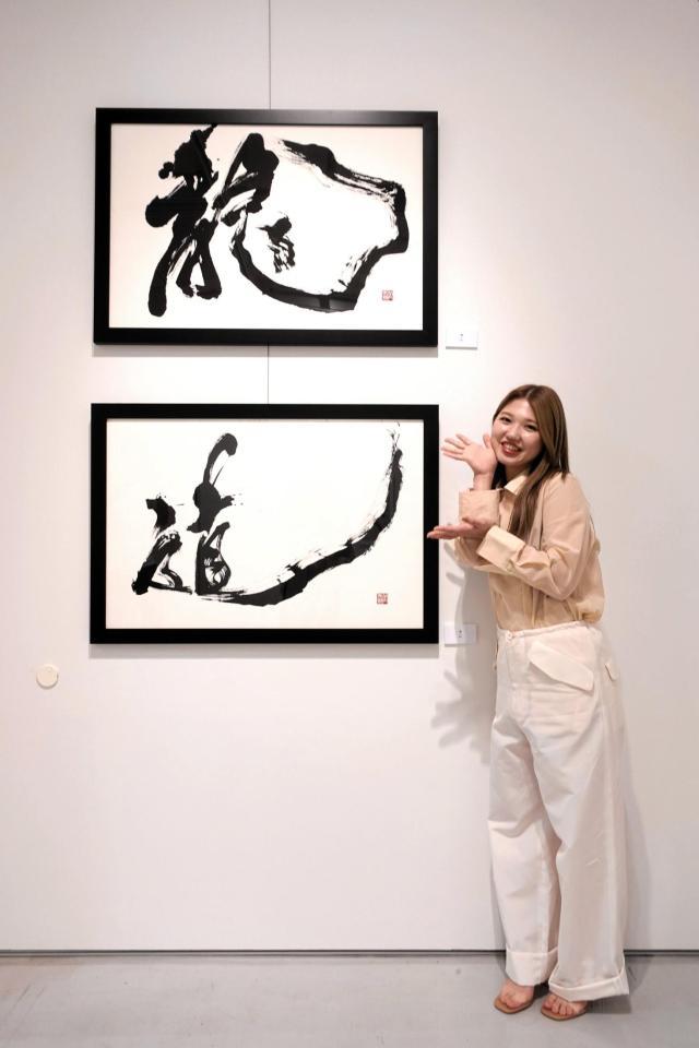 　お気に入り作品の横に立つ竹内朱莉
