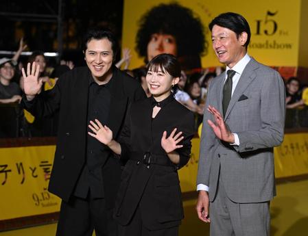 　笑顔で登場した尾上松也、伊藤沙莉、筒井道隆（撮影・金田祐二）