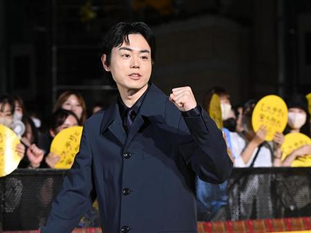 　ガッツポーズで登場の菅田将暉（撮影・金田祐二）