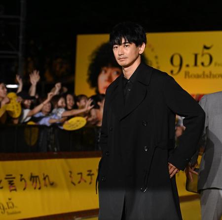 　登場しポーズをきめる永山瑛太（撮影・金田祐二）