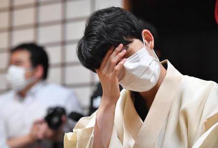 　第１局に敗れ、痛恨の表情を浮かべる藤井聡太七冠（撮影・出月俊成）