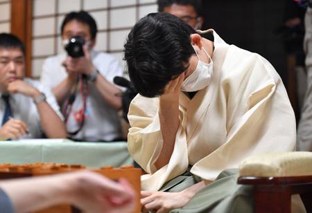 　第１局に敗れ、うなだれる藤井聡太七冠（撮影・出月俊成）