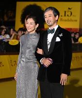 　登場し笑顔で腕を組む（左から）鈴木保奈美、滝藤賢一（撮影・金田祐二）
