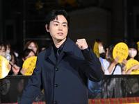　ガッツポーズで登場の菅田将暉（撮影・金田祐二）