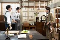 万太郎（神木隆之介・右）は、波多野（前原滉・左）と野宮（亀田佳明）の快挙を知り…