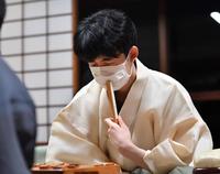 　第１局を落とし、感想戦で考え込む藤井聡太七冠（撮影・出月俊成）