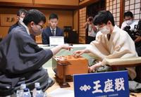 　永瀬拓矢王座（左）と感想戦に臨む藤井聡太七冠（撮影・出月俊成）