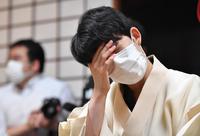 　第１局に敗れ、痛恨の表情を浮かべる藤井聡太七冠（撮影・出月俊成）