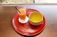 　永瀬拓矢王座がおやつに選んだ抹茶、グレープフルーツジュース＝日本将棋連盟提供