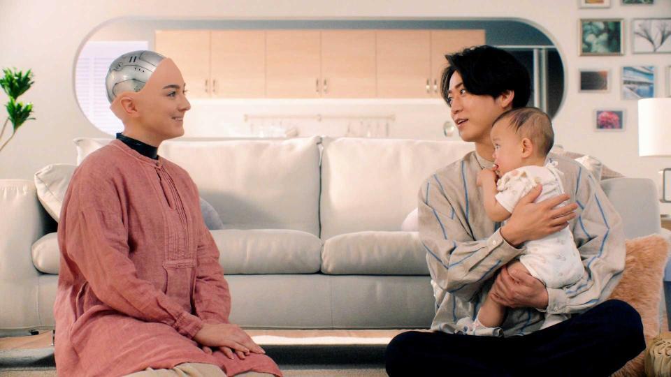 　赤ちゃんをあやす亀梨和也（右）