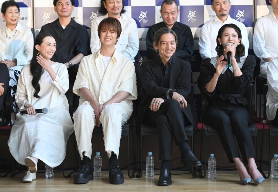 　和気あいあいと取材に応じる（左から）中嶋朋子、浦井健治、岡本健一、ソニン（撮影・金田祐二）