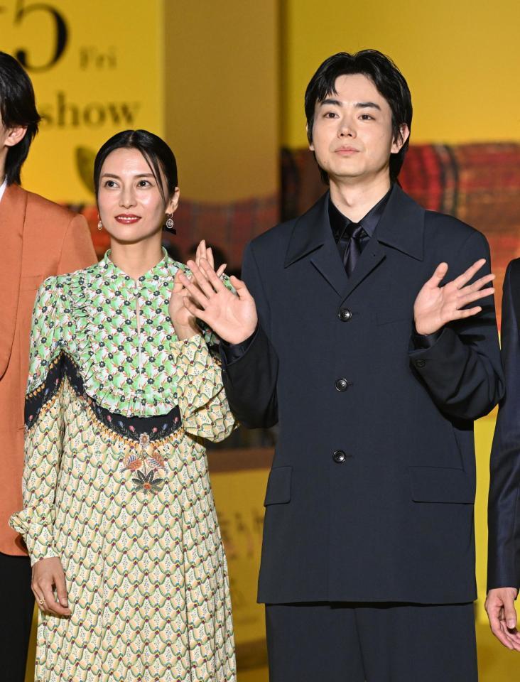 　笑顔で手を振る菅田将暉、柴咲コウ（撮影・金田祐二）