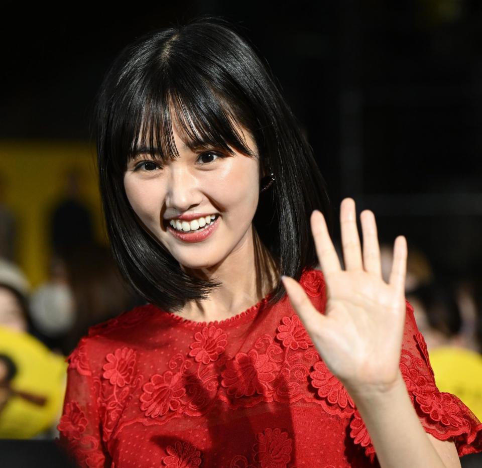 　登場し笑顔を見せる原菜乃華（撮影・金田祐二）