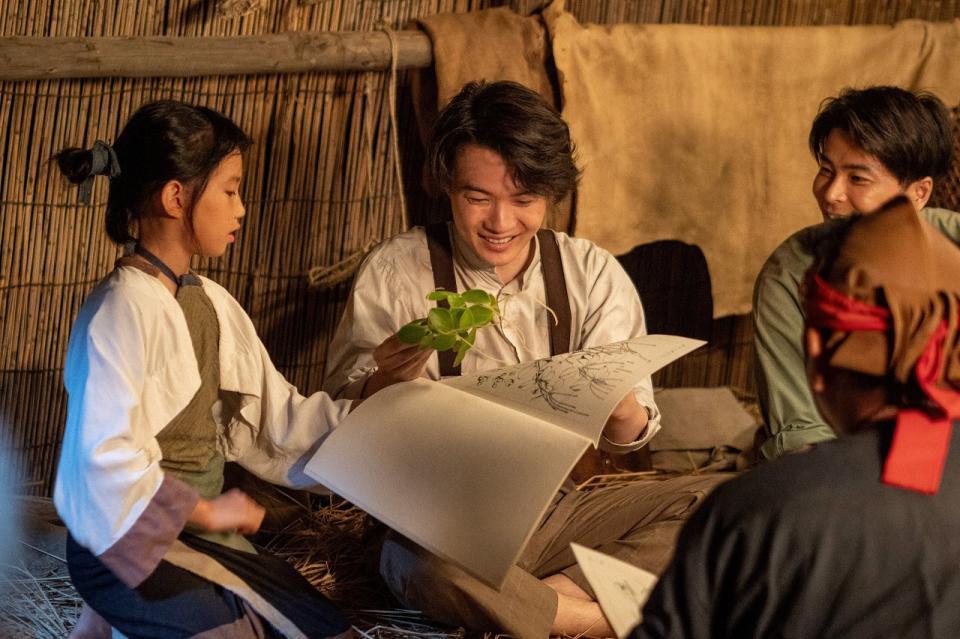 植物と図譜を手に語る万太郎（神木隆之介・中央）