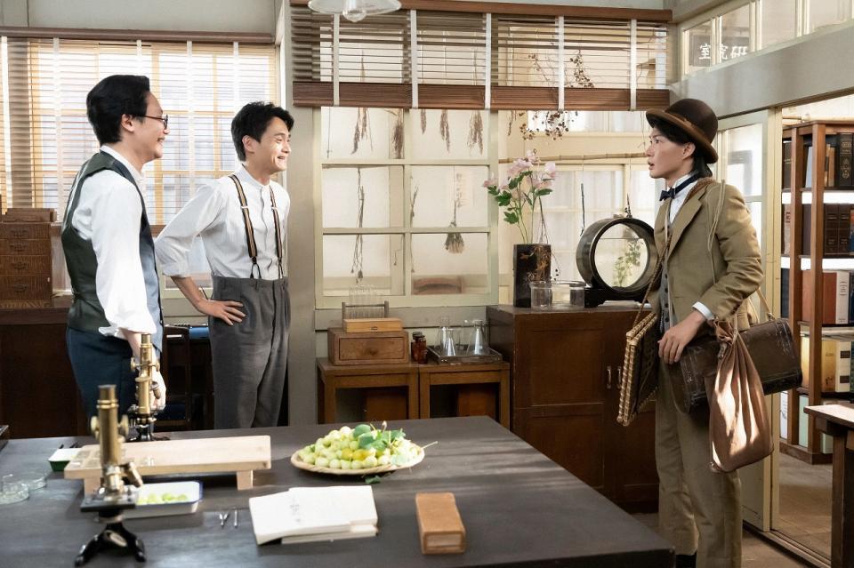 万太郎（神木隆之介・右）は、波多野（前原滉・左）と野宮（亀田佳明）の快挙を知り…