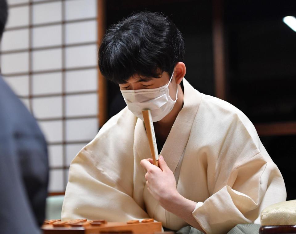 　第１局を落とし、感想戦で考え込む藤井聡太七冠（撮影・出月俊成）