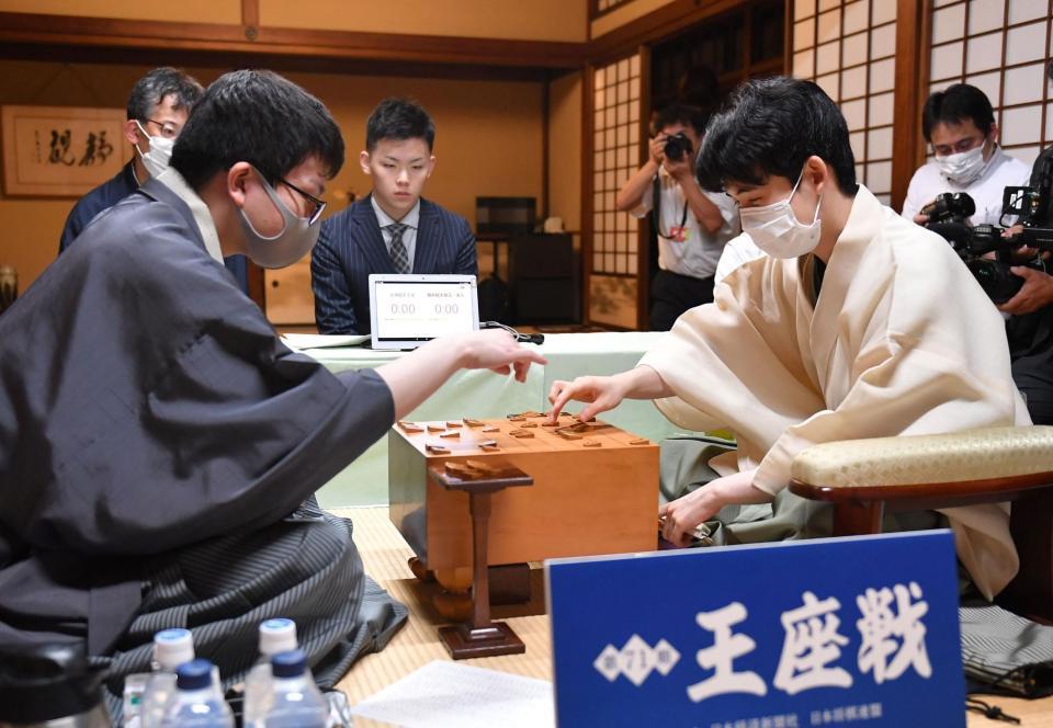 　永瀬拓矢王座（左）と感想戦に臨む藤井聡太七冠（撮影・出月俊成）