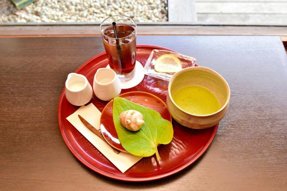 　藤井七冠がおやつに選んだ練り切り・抹茶とアイスレモンティー＝日本将棋連盟提供