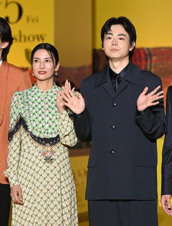 　笑顔で手を振る菅田将暉、柴咲コウ（撮影・金田祐二）