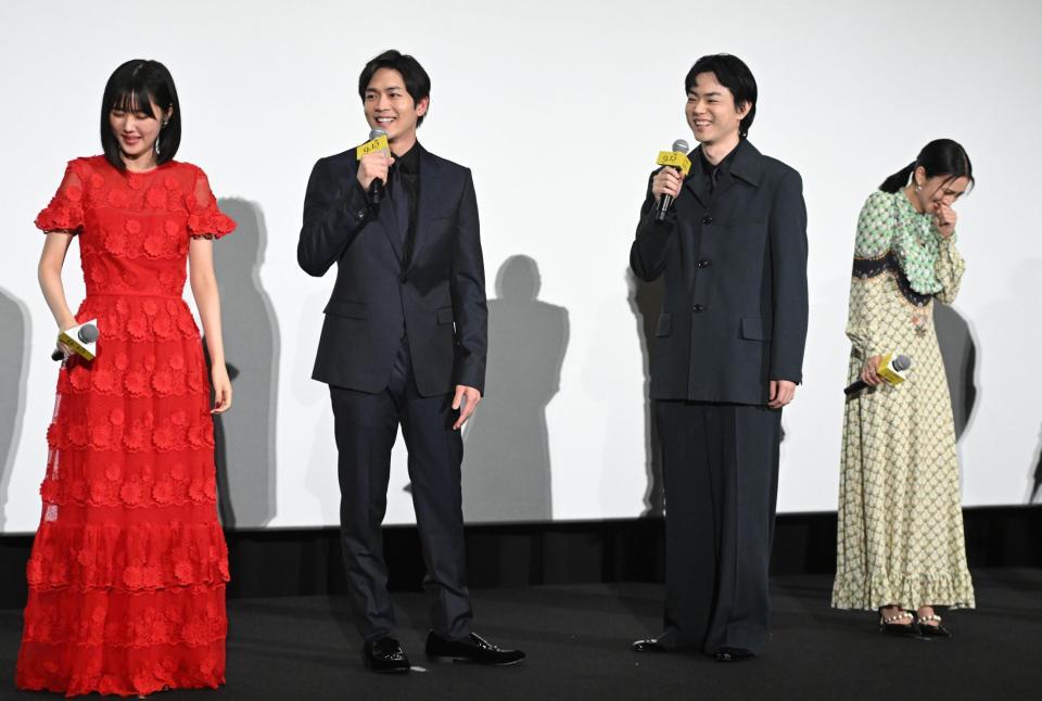 　松下洸平（左から２人目）が軽部真一アナから“松下幸之助”と紹介され大爆笑の原菜乃華、菅田将暉、柴咲コウ（撮影・金田祐二）