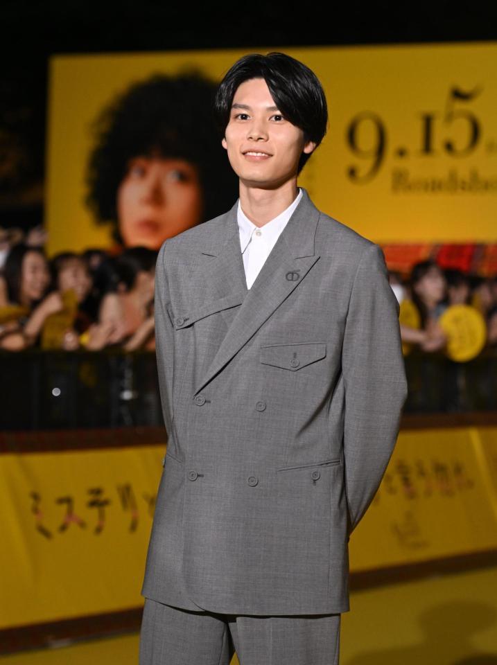 　登場し笑顔を見せる萩原利久（撮影・金田祐二）