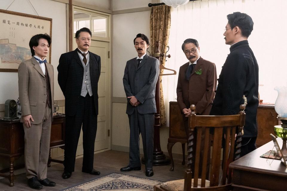 植物学教室に客人が訪れて…。左から、万太郎（神木隆之介）、徳永教授（田中哲司）、細田助教授（渋谷謙人）、植物学者・里中（いとうせいこう）、陸軍大佐・恩田（近藤公園）