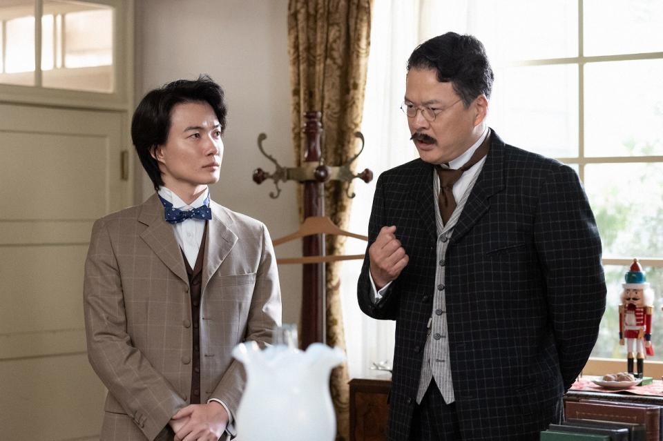 徳永教授（田中哲司・右）によって、植物学教室に戻って来た万太郎（神木隆之介）