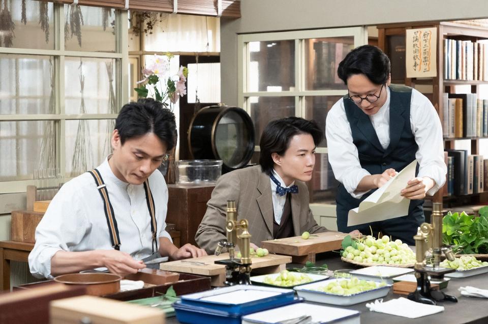 波多野と野宮は手を組んで研究を進めていて…。左から、波多野（前原滉）、万太郎（神木隆之介）、野宮（亀田佳明）