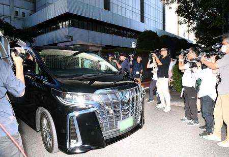 　判決後、東京地裁を出る永山絢斗被告を乗せたと思われる車両（画像の一部を加工しています）