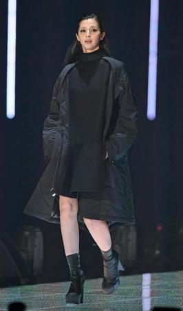 　中条あやみ（撮影・三好信也）