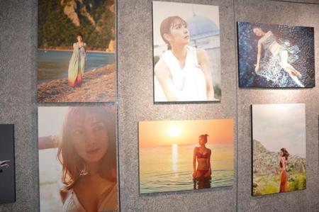 　写真集の発売を記念して開催されている石川恋の写真展の一部作品（10日まで、東京タワー・フットタウン３Ｆ「ＴＯＷＥＲ　ＧＡＬＬＥＲＹ」）