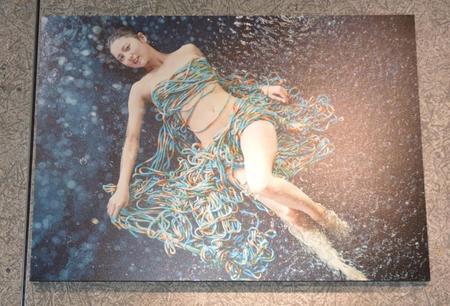 　写真集の発売を記念して開催されている石川恋の写真展の一部作品（10日まで、東京タワー・フットタウン３Ｆ「ＴＯＷＥＲ　ＧＡＬＬＥＲＹ」）