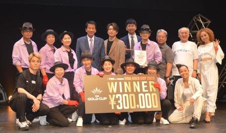 　優勝した「ＹＤＫ６５」と記念撮影を行った、杉良太郎（後列中央）、ＫＥＮＺＯ（同右）、神田勘太朗、ＦＩＳＨＢＯＹ（前列左）ら